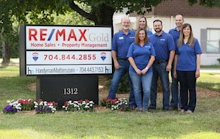 Image of employees of RE/MAX